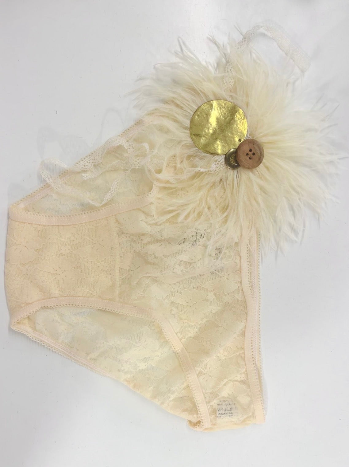VANILA FEATHER BROOCH